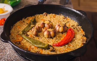 Приготовление плова в чугунном казане