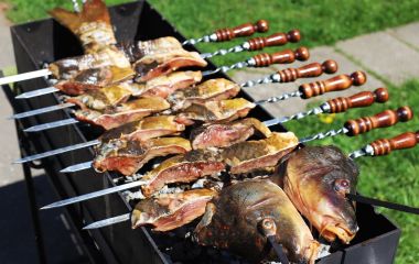 Карп на мангале в лимонно-чесночном маринаде