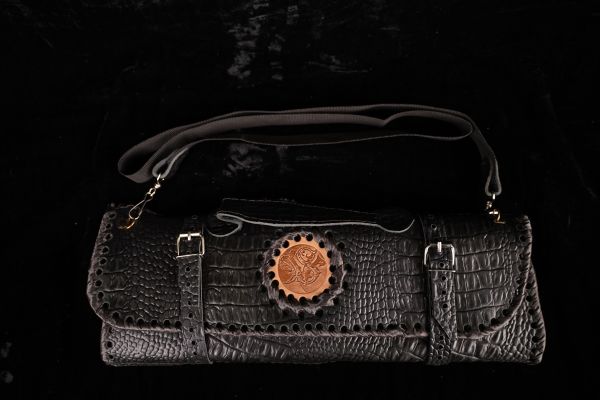 Сумка-смотка из натуральной кожи с топором и ножом